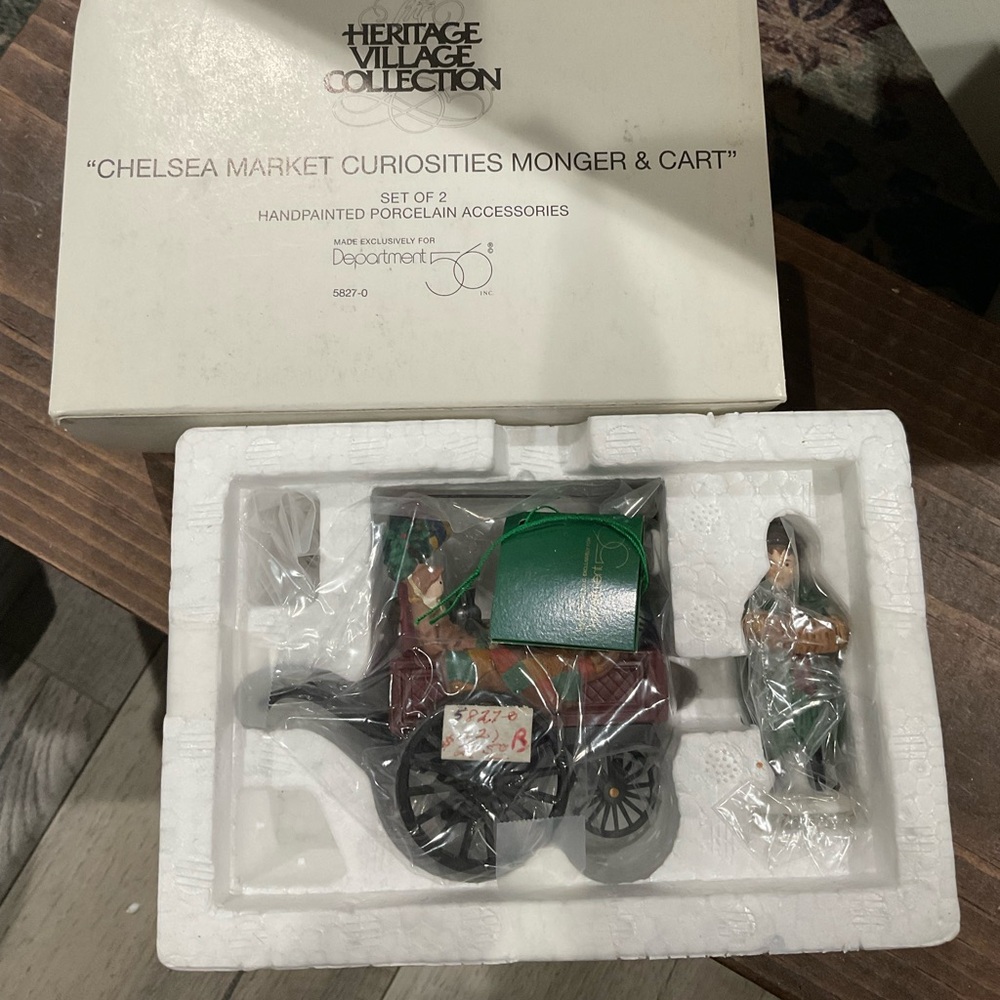 Heritage Village Collection Chelsea Market Curiosities Monger‎ & Cart dept 56